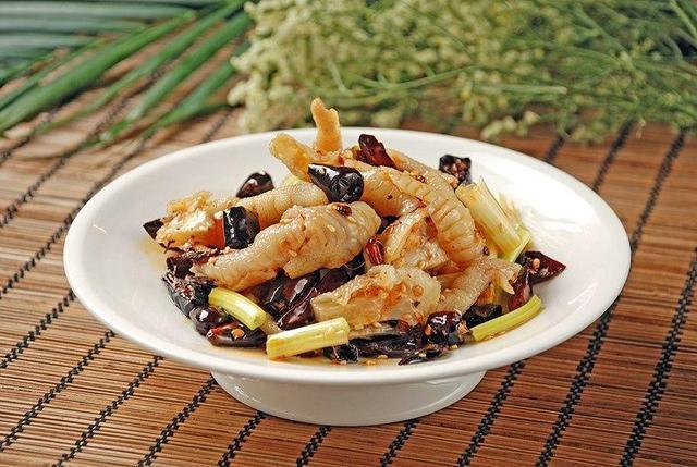 美食推荐：木耳拌黄瓜，糖醋西瓜皮，凉拌鸡爪的做法