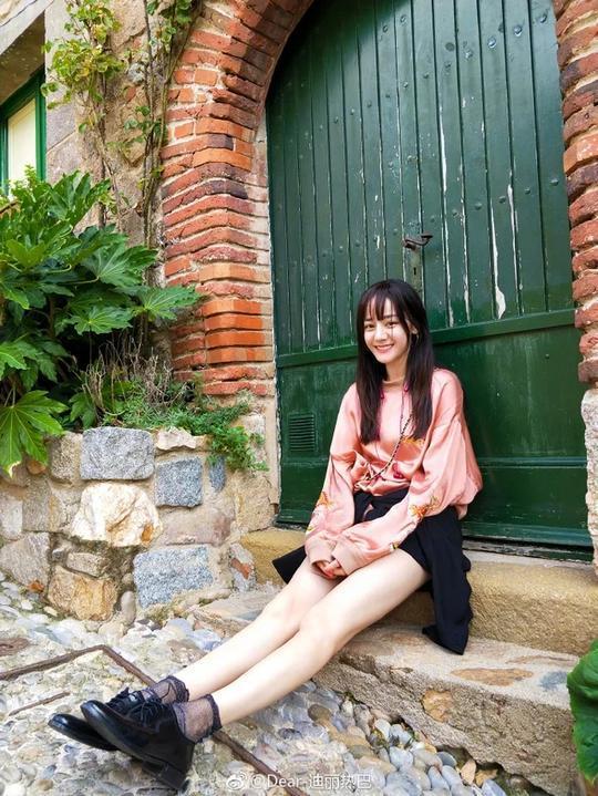 迪丽热巴发型多变愈显俊美，微博互动疑似透露恋情