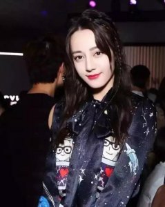 ​迪丽热巴发型多变愈显俊美，微博互动疑似透露恋情