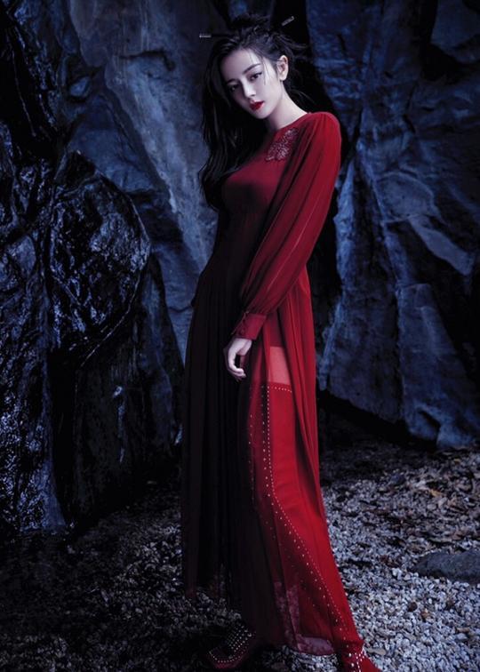 迪丽热巴发型多变愈显俊美，微博互动疑似透露恋情