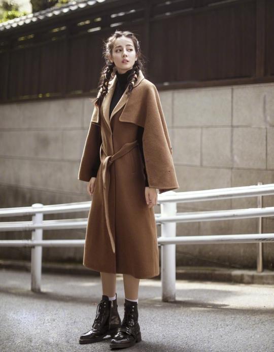 迪丽热巴发型多变愈显俊美，微博互动疑似透露恋情