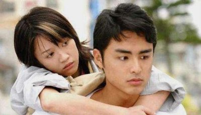 ​陈乔恩与友参加画展,暴瘦到下巴变尖,刘品言脸颊丰腴身形臃肿抢镜