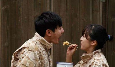 ​鲍蕾把妹妹介绍郭京飞，两人相识后迅速结婚，现如今14年还很甜蜜