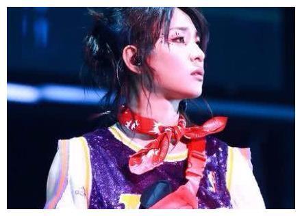 周笔畅再现惊天整容脸，下巴尖成这样，网友：美的很有女人味！