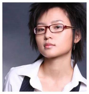 周笔畅再现惊天整容脸，下巴尖成这样，网友：美的很有女人味！