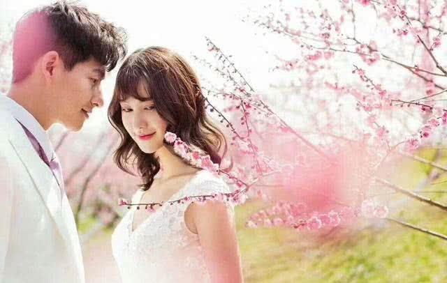 妻子逼迫丈夫和情敌三人共睡一床，丈夫忍无可忍怒砍妻子