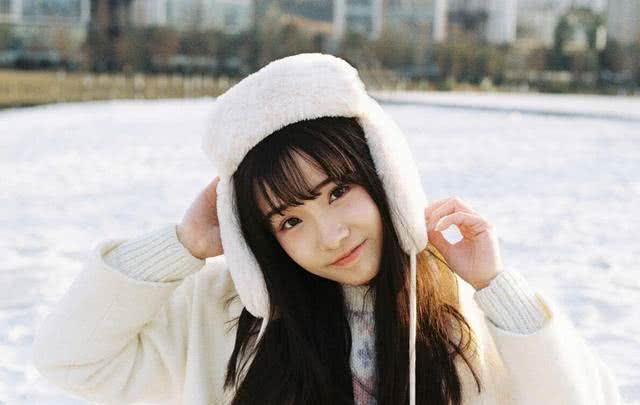 妻子逼迫丈夫和情敌三人共睡一床，丈夫忍无可忍怒砍妻子