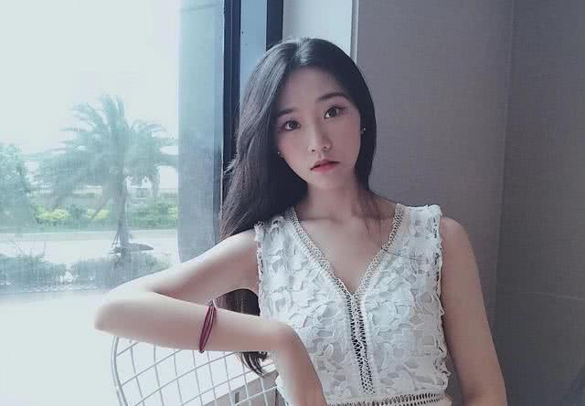 妻子逼迫丈夫和情敌三人共睡一床，丈夫忍无可忍怒砍妻子