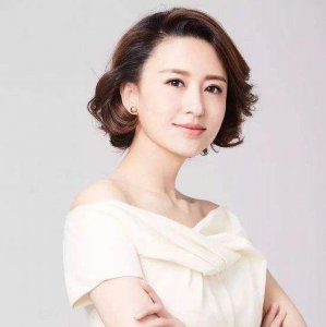 ​央视主持人张蕾生活中有多“美”？看她早期写真，最后一张惊艳了