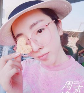 ​央视主持人李思思晒素颜照，粉色上衣太少女，P图过度成蛇精脸？