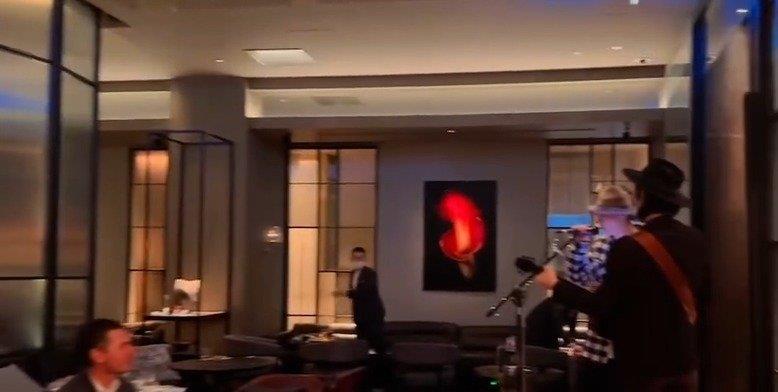 鹿晗ins更新旅行视频啦 飘着雪翻唱周杰伦的《安静》