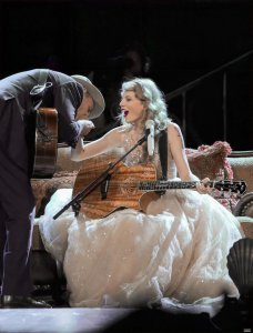 ​Taylor Swift 舞台上的霉霉真的在发光啊！