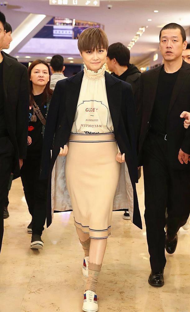 陈嘉桦微博晒照，穿裙装女人味十足，网友：比李宇春美太多！