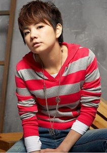 ​陈嘉桦微博晒照，穿裙装女人味十足，网友：比李宇春美太多！