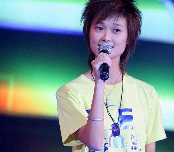 陈嘉桦微博晒照，穿裙装女人味十足，网友：比李宇春美太多！