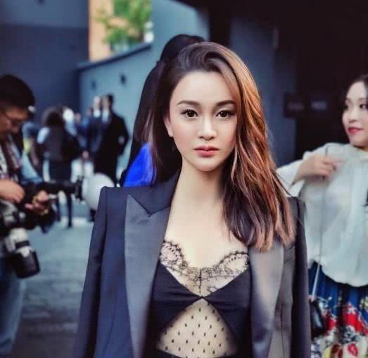 陈昱霖父母照片曝光，悠闲度假，吴秀波的妈妈却被送往敬老院