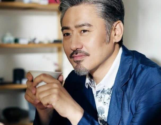 陈昱霖父母照片曝光，悠闲度假，吴秀波的妈妈却被送往敬老院