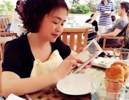 陈昱霖父母照片曝光，悠闲度假，吴秀波的妈妈却被送往敬老院