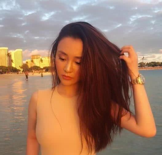 陈昱霖父母照片曝光，悠闲度假，吴秀波的妈妈却被送往敬老院