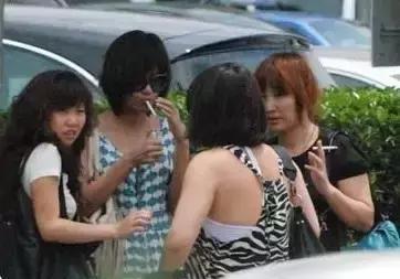 明星抽什么牌子的烟？陈道明万宝路，胡歌中华，汪峰那英是中南海