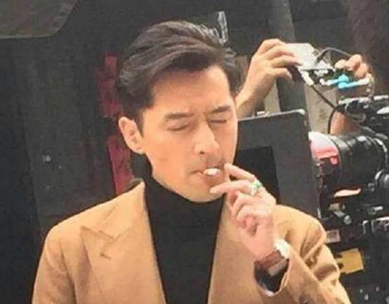 明星抽什么牌子的烟？陈道明万宝路，胡歌中华，汪峰那英是中南海