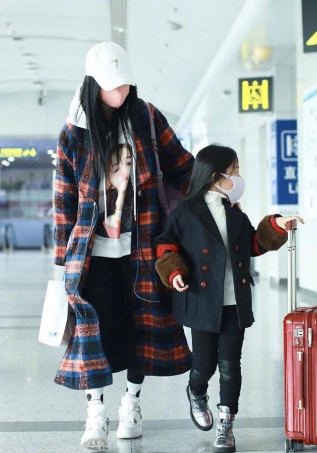 李小璐带女儿现身机场，甜馨西装造型时髦抢镜，李小璐全程未抬头