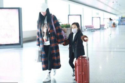 ​李小璐带女儿现身机场，甜馨西装造型时髦抢镜，李小璐全程未抬头