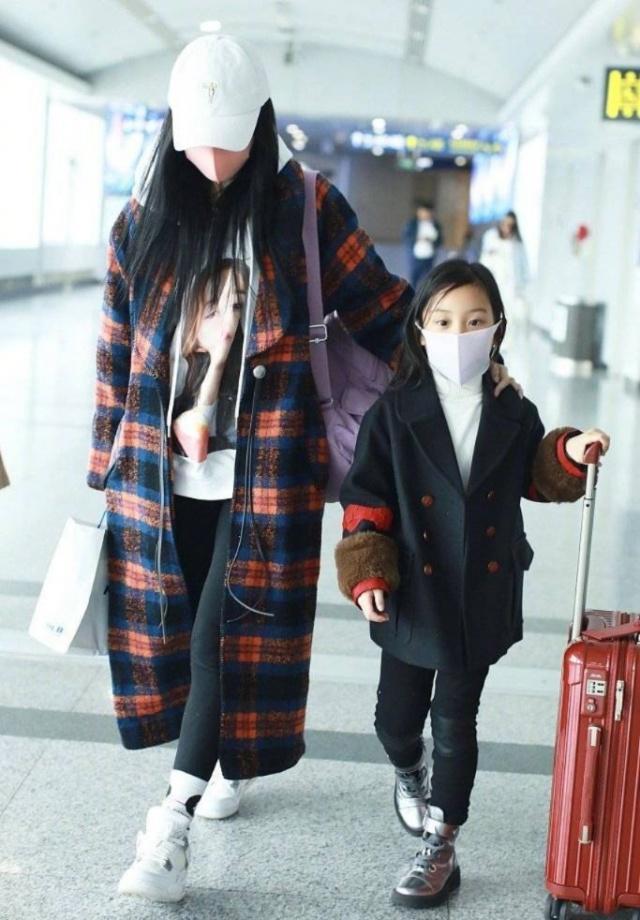 李小璐带女儿现身机场，甜馨西装造型时髦抢镜，李小璐全程未抬头
