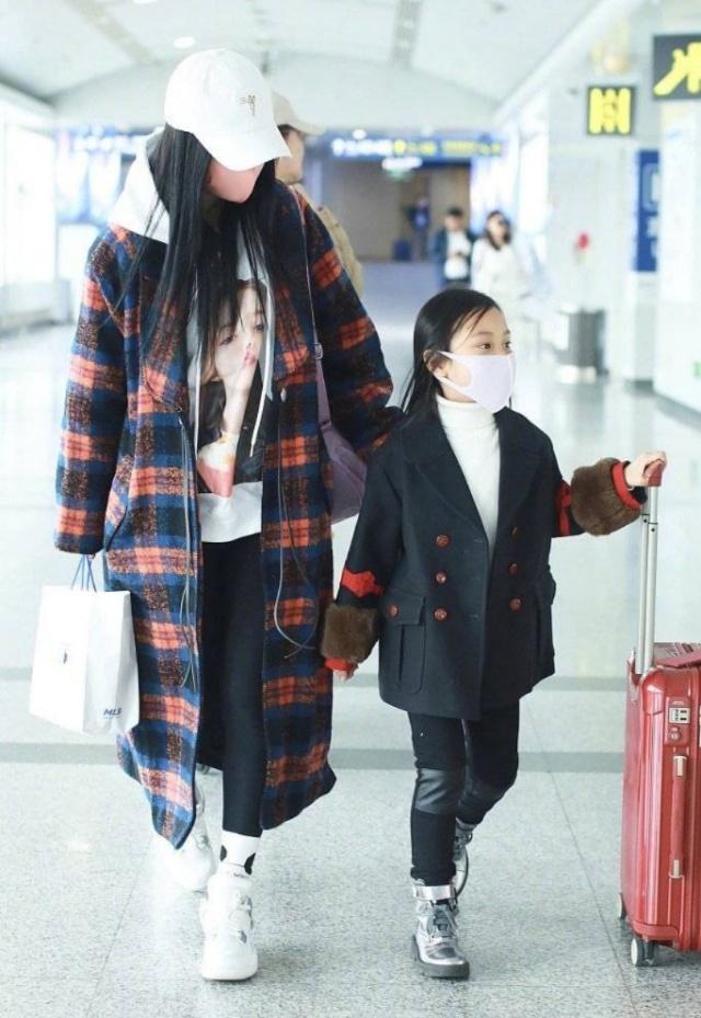 李小璐带女儿现身机场，甜馨西装造型时髦抢镜，李小璐全程未抬头