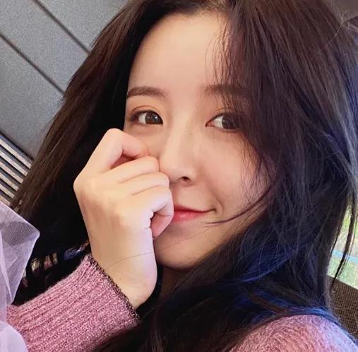 莉哥被“封杀”一年后，动态更新十分频繁，网友：复出指日可待