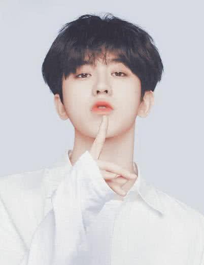 蔡徐坤给粉丝打电话,通话内容让他憋不住偷笑,却偏偏装作很严肃