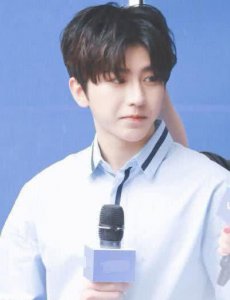 ​蔡徐坤给粉丝打电话,通话内容让他憋不住偷笑,却偏偏装作很严肃