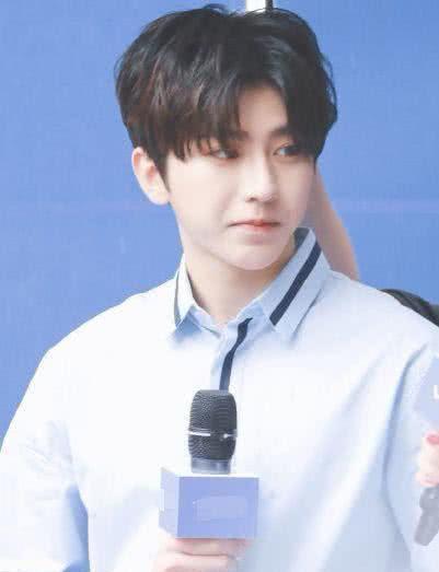 蔡徐坤给粉丝打电话,通话内容让他憋不住偷笑,却偏偏装作很严肃