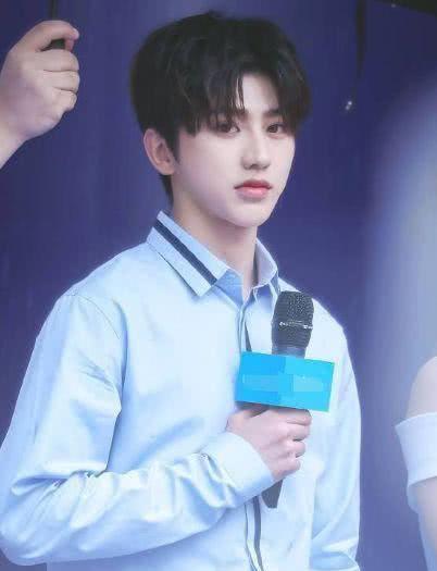 蔡徐坤给粉丝打电话,通话内容让他憋不住偷笑,却偏偏装作很严肃