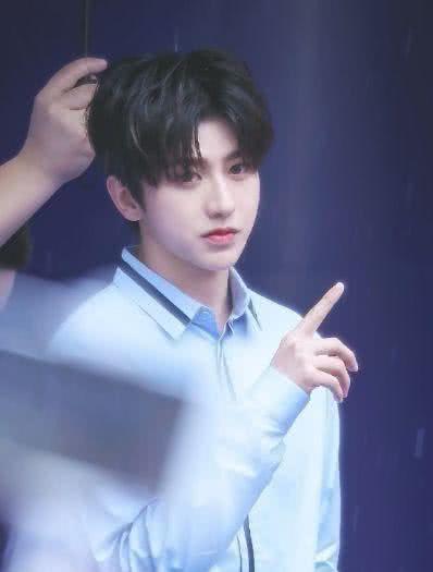 蔡徐坤给粉丝打电话,通话内容让他憋不住偷笑,却偏偏装作很严肃