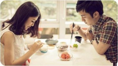 ​跟女生出去约会吃饭坐在旁边还是对面？