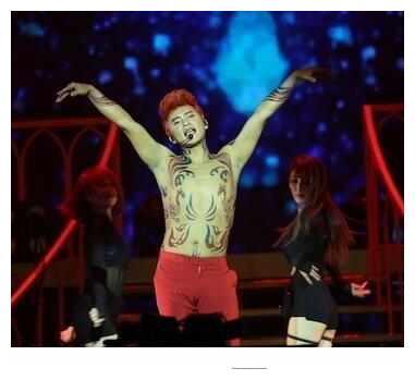 陈志朋为什么走上了妖艳贱货的穿衣风格, 这几年他到底经历了什