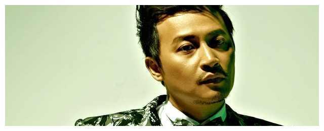 陈志朋为什么走上了妖艳贱货的穿衣风格, 这几年他到底经历了什