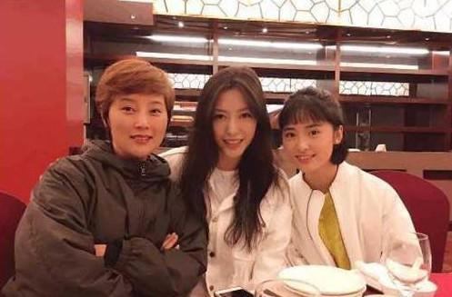 娱乐圈唯一一个经纪人比明星还漂亮, 网友: 别干经纪人了, 出道吧