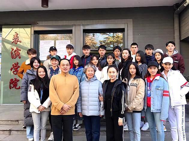 关晓彤班级合影曝光，站的位置和打扮非常低调