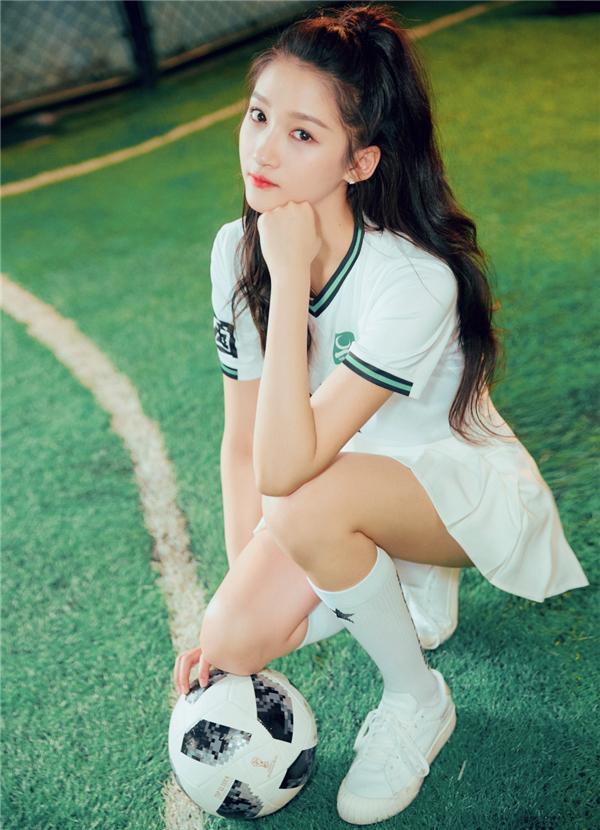 关晓彤班级合影曝光，站的位置和打扮非常低调