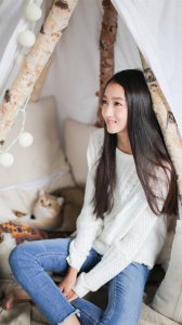 ​关晓彤班级合影曝光，站的位置和打扮非常低调