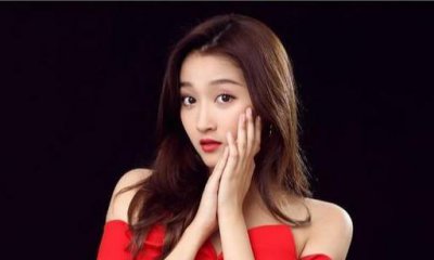 ​关晓彤童年照曝光，看到她的童年照后，网友：吃了保颜仙丹？