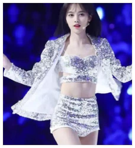 鞠婧祎穿“反光衣”热舞，当她扭腰的那一刻，全场忍不住尖叫