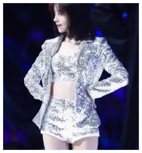 鞠婧祎穿“反光衣”热舞，当她扭腰的那一刻，全场忍不住尖叫