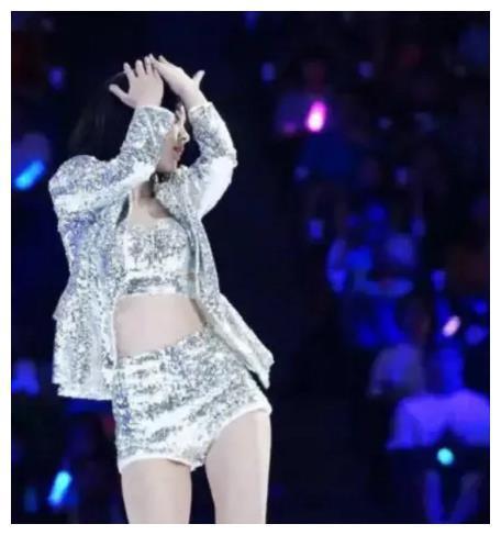鞠婧祎穿“反光衣”热舞，当她扭腰的那一刻，全场忍不住尖叫