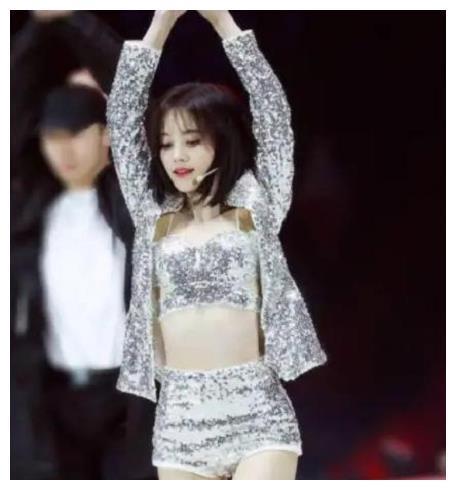 鞠婧祎穿“反光衣”热舞，当她扭腰的那一刻，全场忍不住尖叫