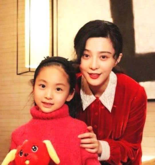 范冰冰堂妹范朵朵近照曝光，小小年纪就是模特！