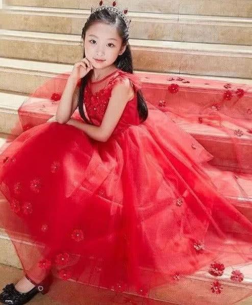 范冰冰堂妹范朵朵近照曝光，小小年纪就是模特！