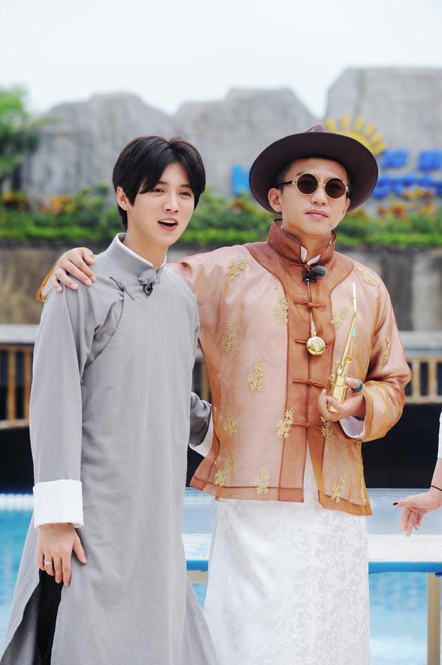 邓超怼鹿晗跳舞不好，鹿晗晒图回怼！鹿哥也是同道中人啊